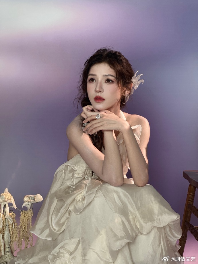 张予曦天赐纯白纱裙造型张予曦舞台白裙氛围感赴一场天赐的声音之约，张予曦以纯白纱裙