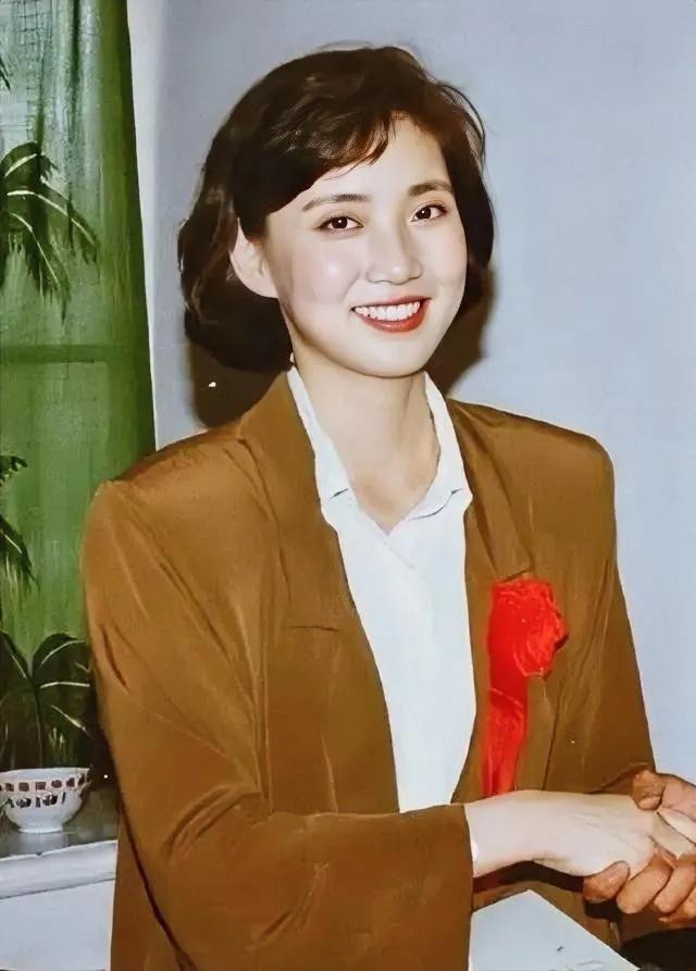 1987年，一个姑娘刚刚参加工作，留下了这一张照片，镜头中的她留着俏皮的短发，犹