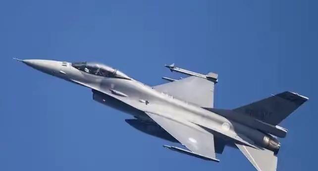 突发！台军一架F-16战斗机坠毁，飞行员下落不明！
​2026年1月6日晚间，台