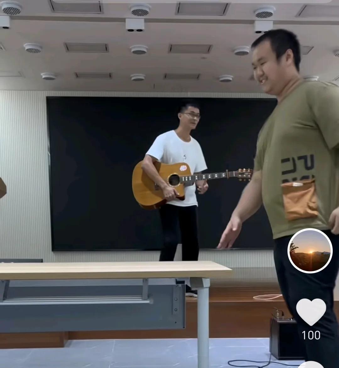 唐尚珺抱着新买的吉他完成了社团首秀，备受欢迎，可以确定4点信息。
1：唐尚珺成功