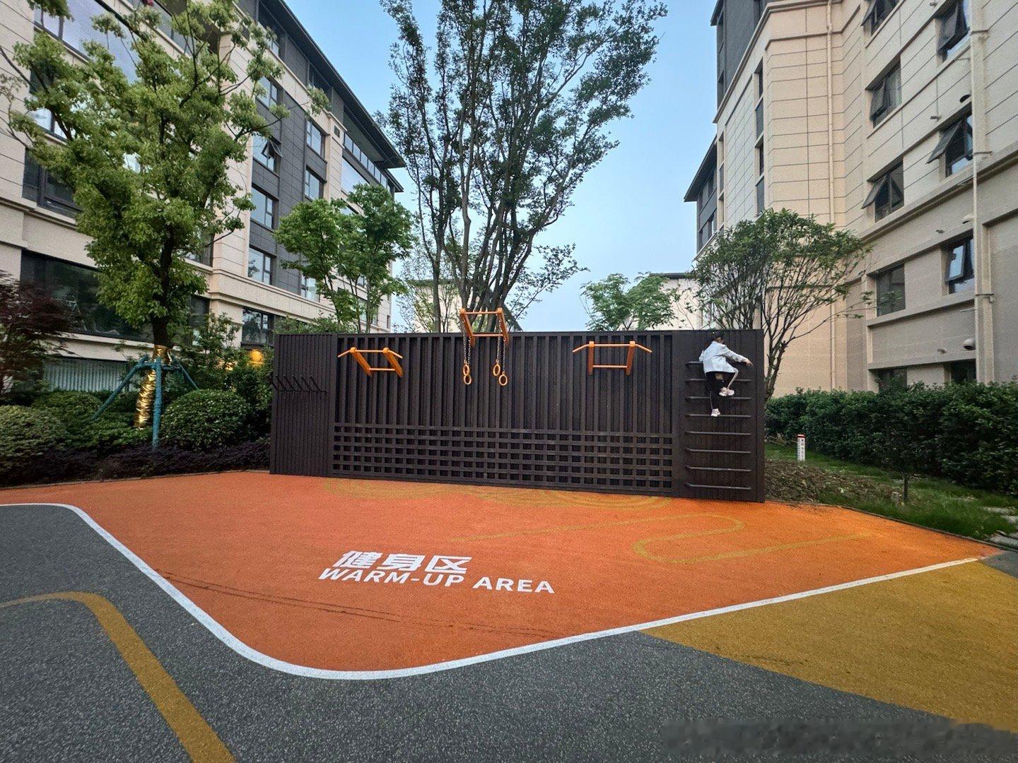 吃完晚饭 姐姐在家写作业、带小女儿游乐园玩耍会！最近店里严重缺车、有车买卖 寄卖