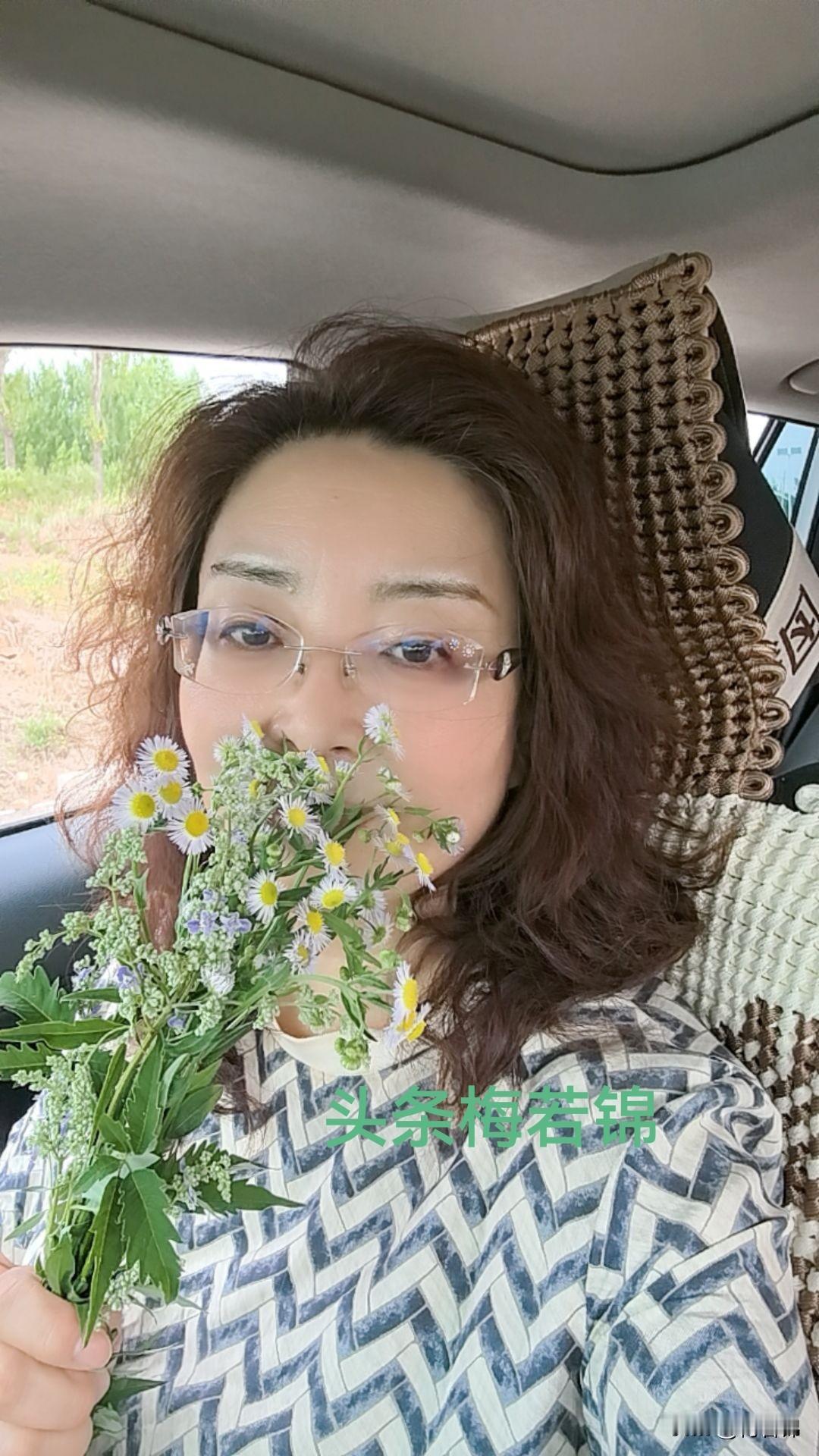 对于你现在的生活状态，给我两个字对于我现在的生活状态用两个字表达就是“感恩”。感
