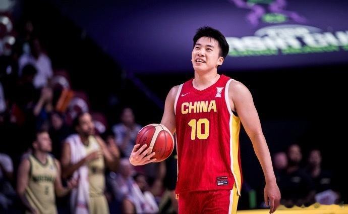王俊杰签约NBL香港金牛为进入CBA提前做好准备了 还是可以的加油干 王俊杰 ​