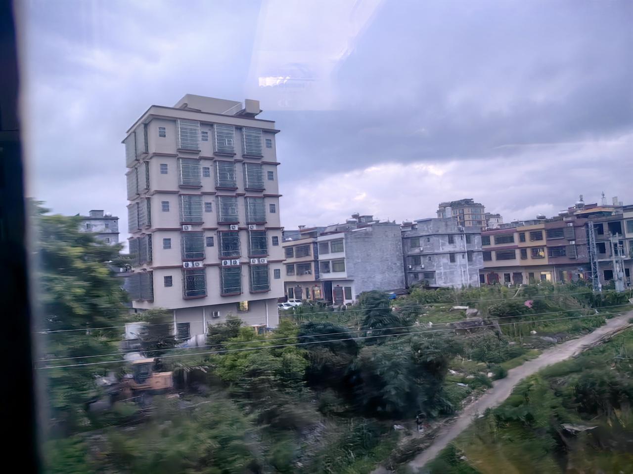 坐火车归乡，沿途风景匆匆掠过我也没心思看，满脑子都是回去装修房子的事儿。

离开