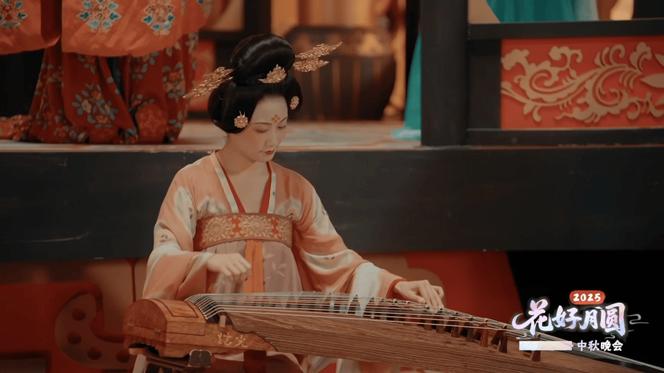 以为内娱又抬待爆剧上桌了花好月圆中秋晚会 中秋晚会越来越像古装剧开机现场了，造型