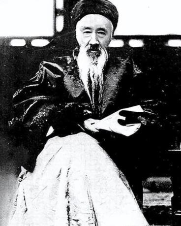 一个美国女人故意用英语和辜鸿铭交谈，辜鸿铭没理睬，美国女人冷笑起来：“他连英语都