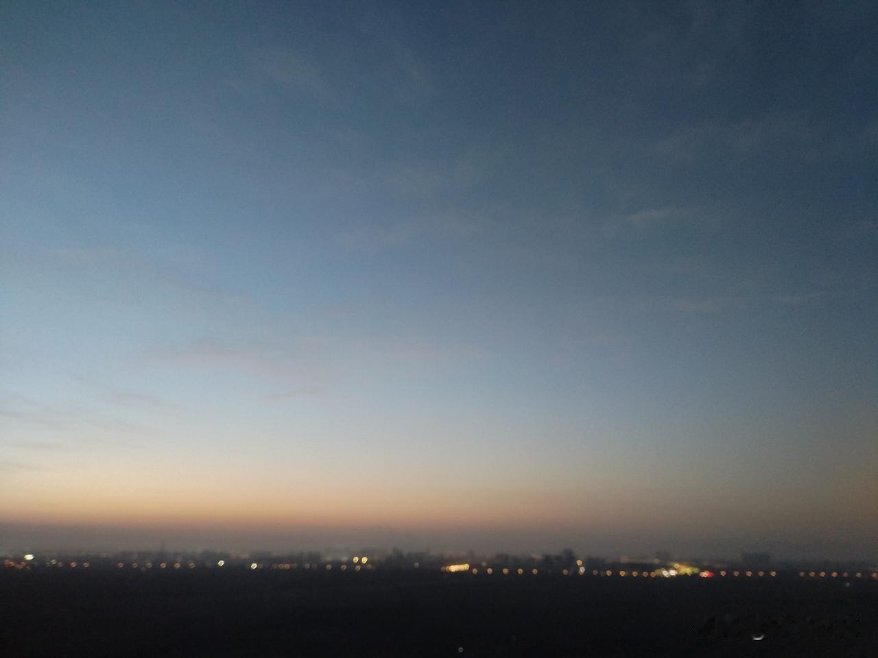 不知道为什么，忽然想起在出租屋用DVD播放过的电影《大篷车》，我想大概与冬天有关