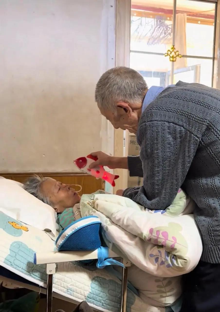 老一辈的爱情真让人羡慕！姥姥卧病在床，姥爷拿玩具逗她开心，“无论健康或疾病都一辈