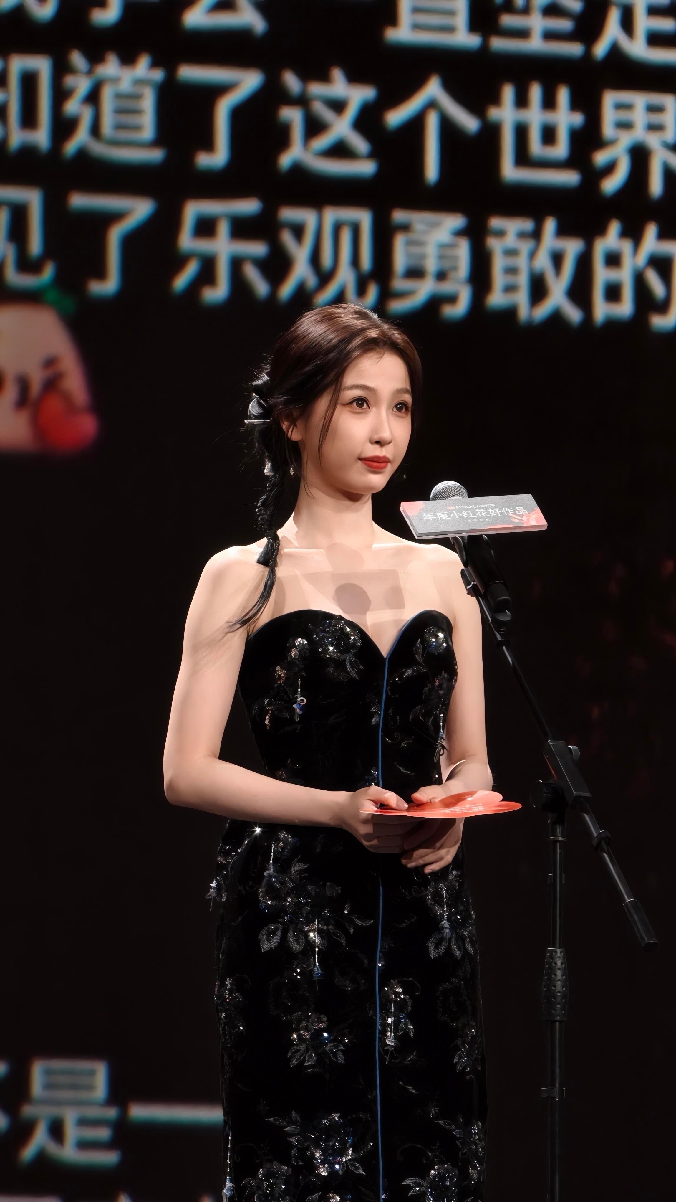 虞书欣REDGALA现场生图 