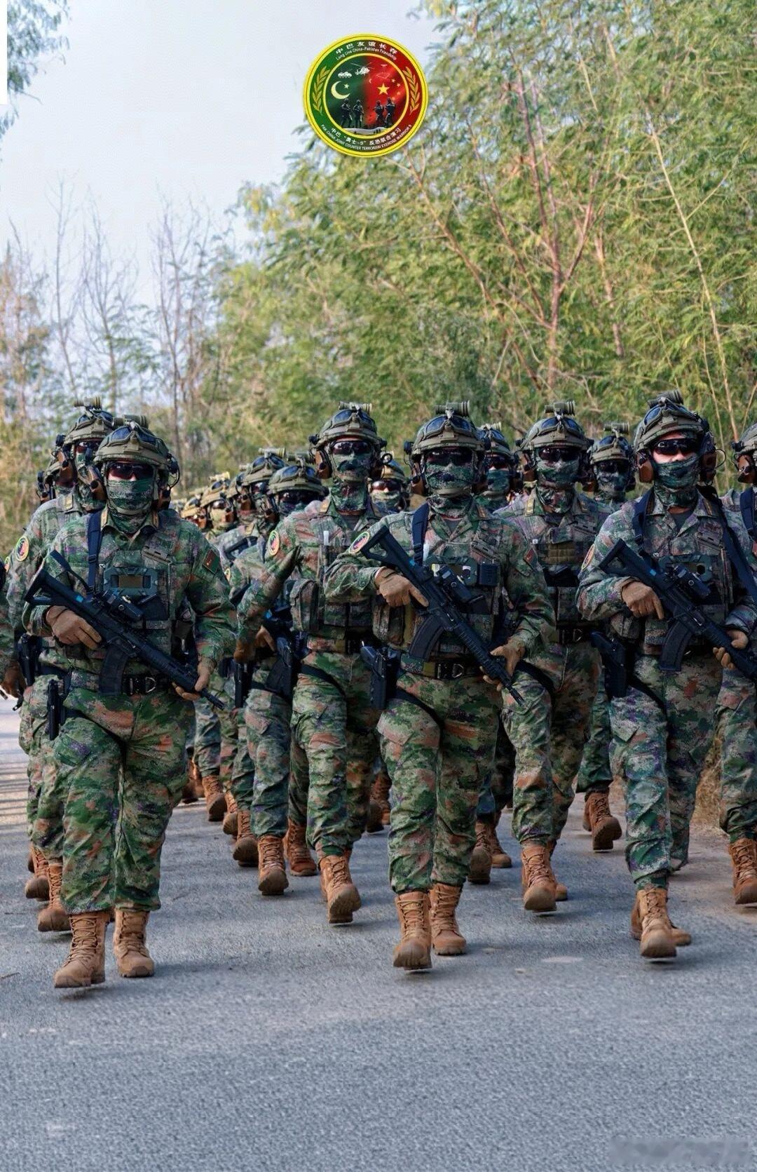 正迎面走来的是中国人民解放军西部战区某部队陆军老大哥烽火问鼎计划中美军事力量