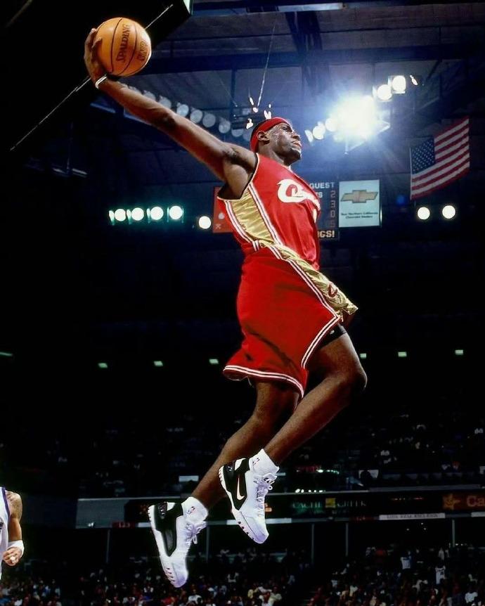 杰克逊认为詹姆斯在40多岁，还能够在精英级别打球，是因为他有这个能力。杰克逊说：