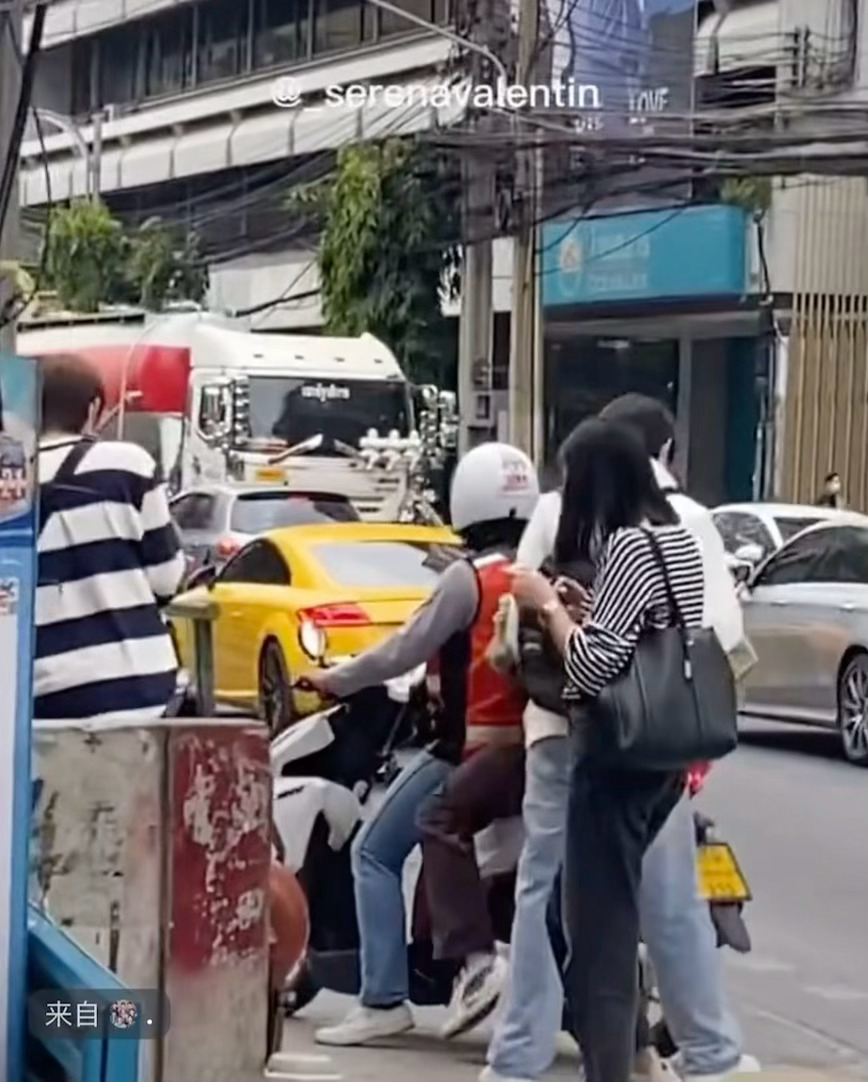 真的看多少次都觉得好可爱…甚至我跟我哥小时候也是在我五六岁以后就再也没有这样坐过
