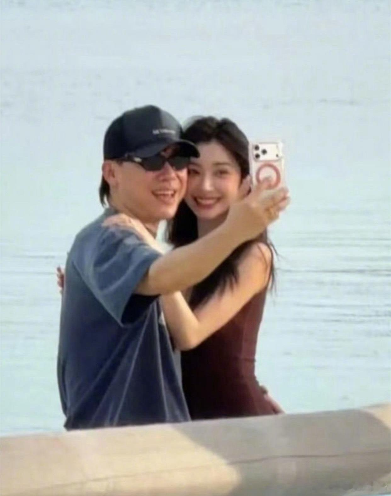 我的妈呀，这么亲昵自然的相拥自拍、亲嘴，胡彦斌和易梦玲的恋情应该是实锤了。两人相