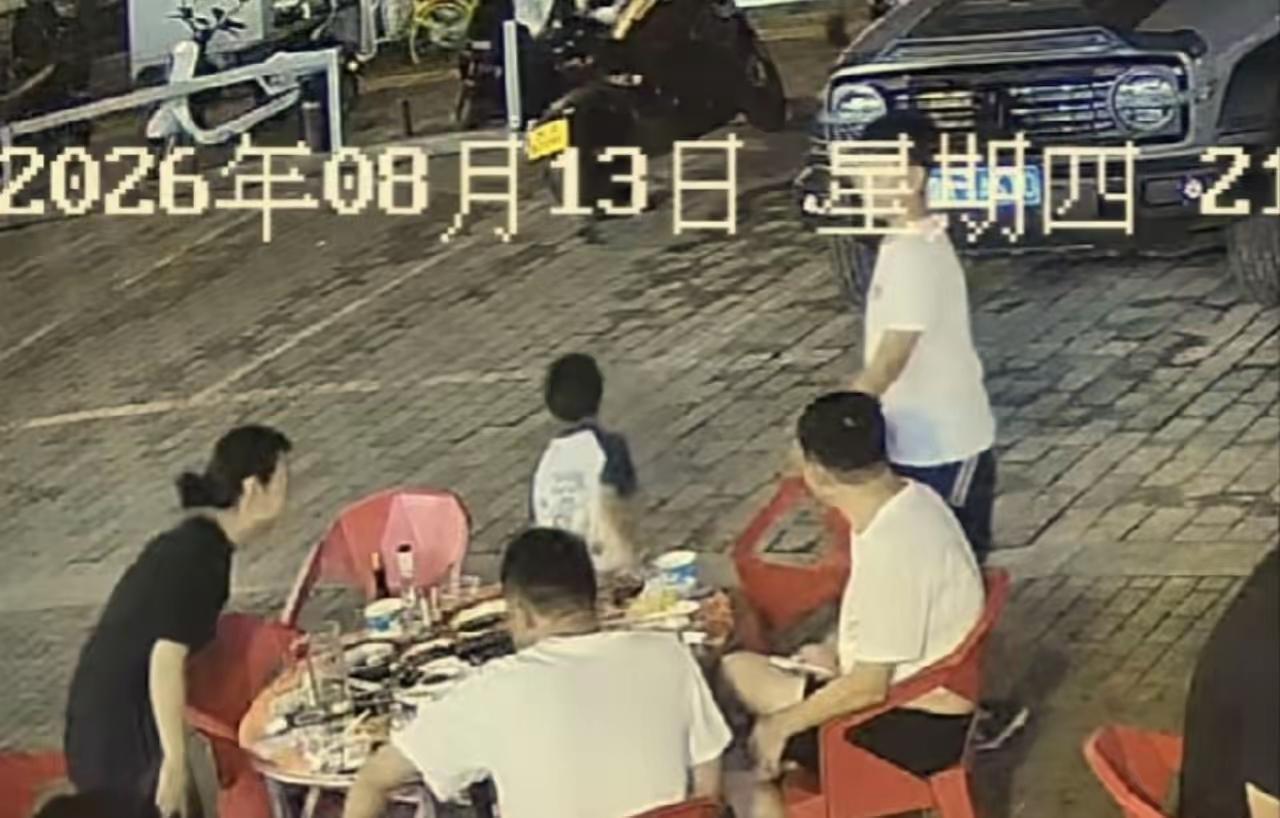 默契逃单！一家五口分批撤离，临走还回头观望服务员
 
西安一家饭店上演让人唏嘘的