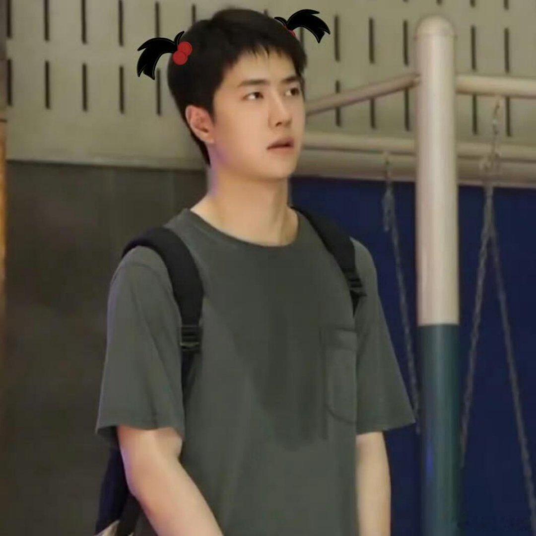 在乖崽和拽王之间无缝切换 有三张还是同一件衣服同个背包 