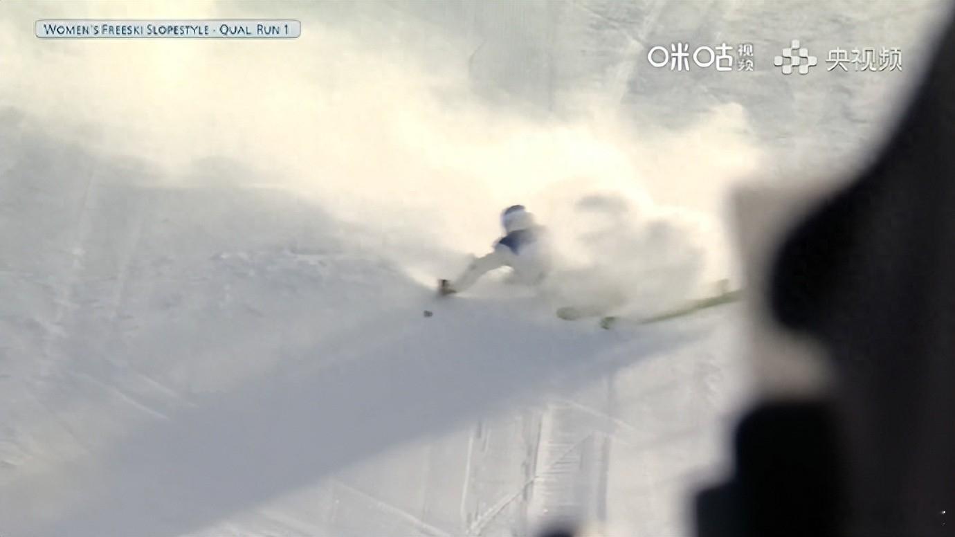 谷爱凌第一滑摔倒 2月7日，米兰-科尔蒂纳冬奥会自由式滑雪女子坡面障碍技巧预赛首