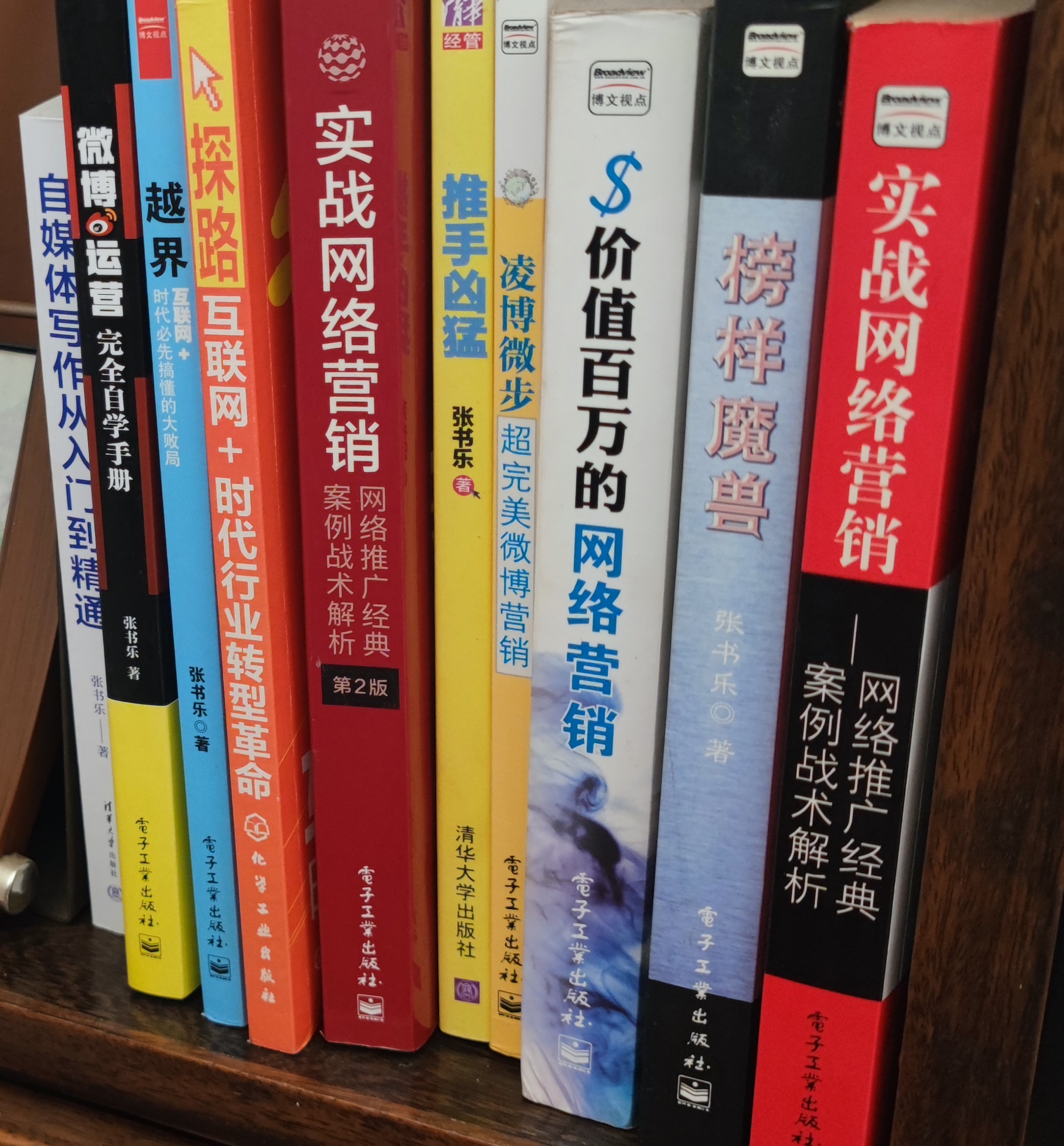 当一本纸质书印上"禁止用于AI训练"时，创作者在表达什么？与其说这是技术禁令，不