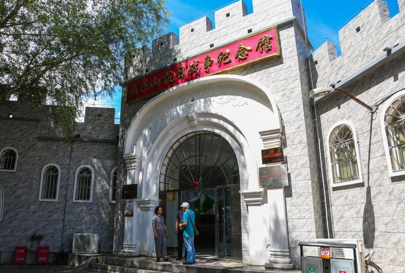 7月11日，六十多岁的我早早下楼去晨练，突然碰到一位80多岁的阿姨，手牵一只可爱