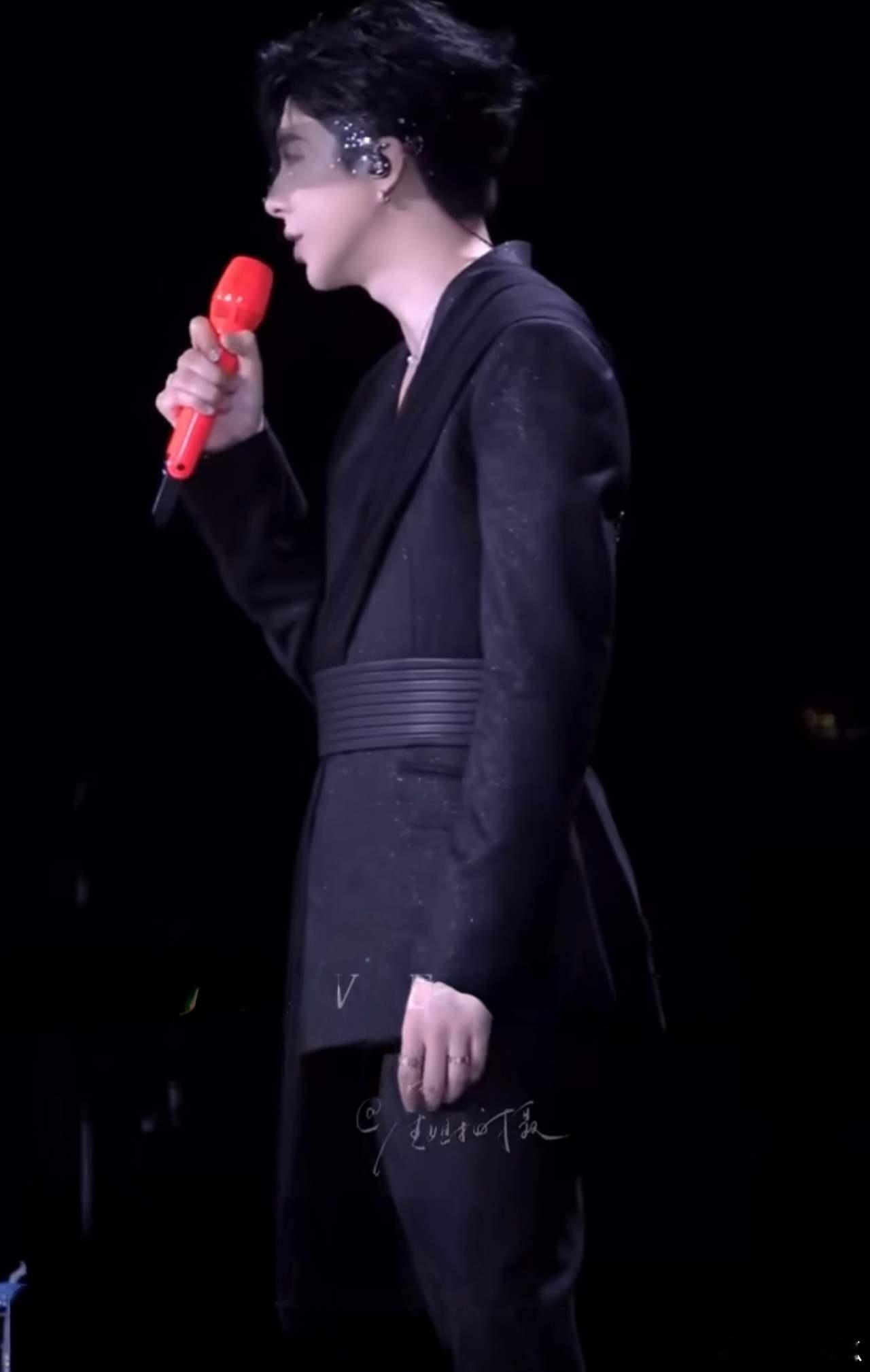 刘宇宁才知道高定可以拿回家刘宇宁西安演唱会古风高定来了每次穿上这类衣服就知道要唱