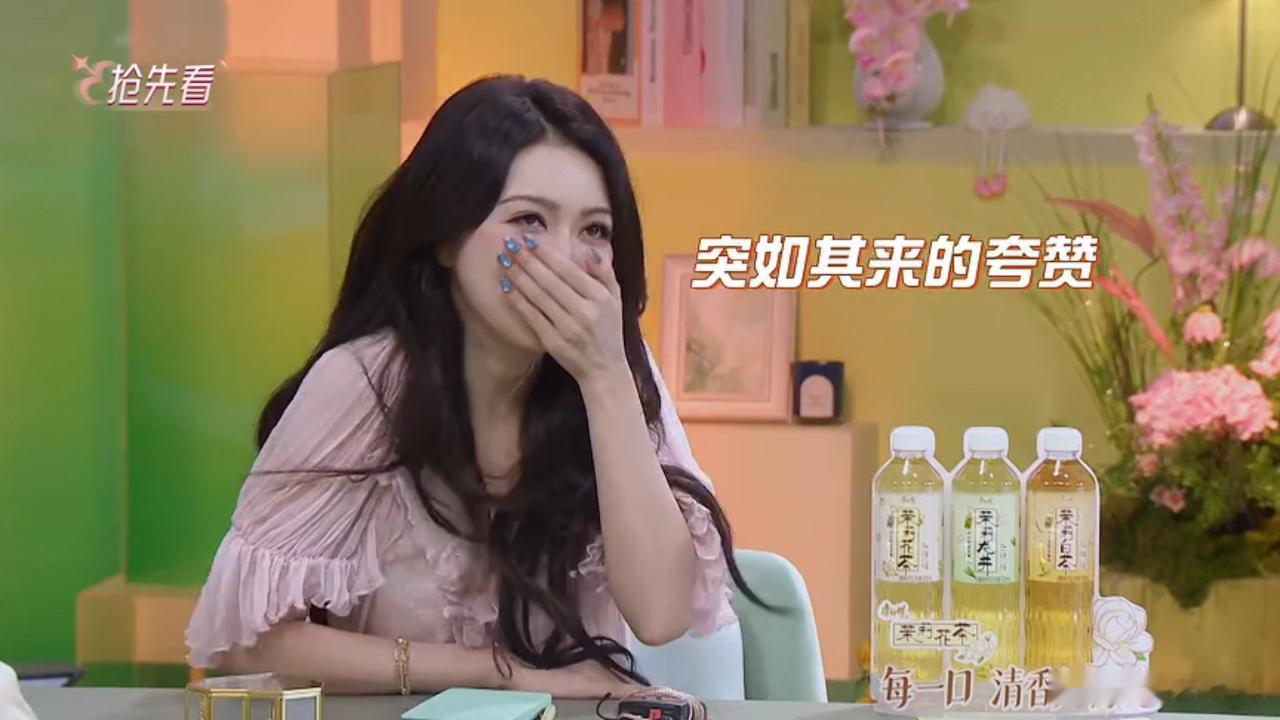 杨超越叫薛凯琪姐姐杨超越这季没剧本吗恋综最强嘴替杨超越重磅回归！一眼看破嘉宾藏在