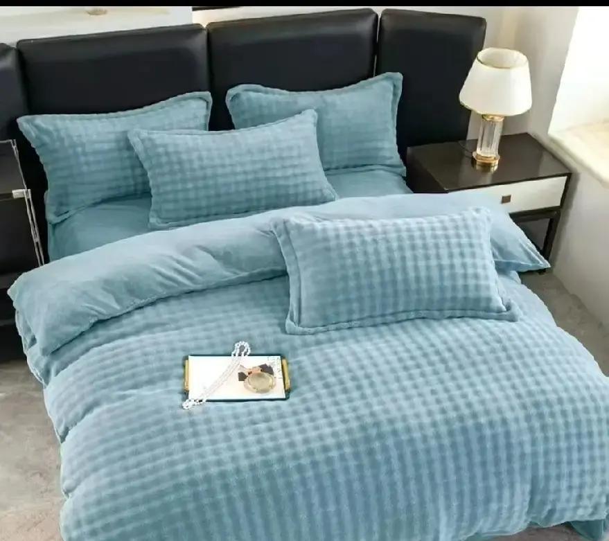 老六元旦逛超市把棉袄拉链敞开，回家就鼻塞发热。
他夜里发消息给我，说被子薄得跟纸