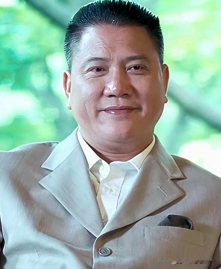 一直以为万梓良是影视里的大哥，却不知道的是他在私下是一位充满爱心的男人，无论是公