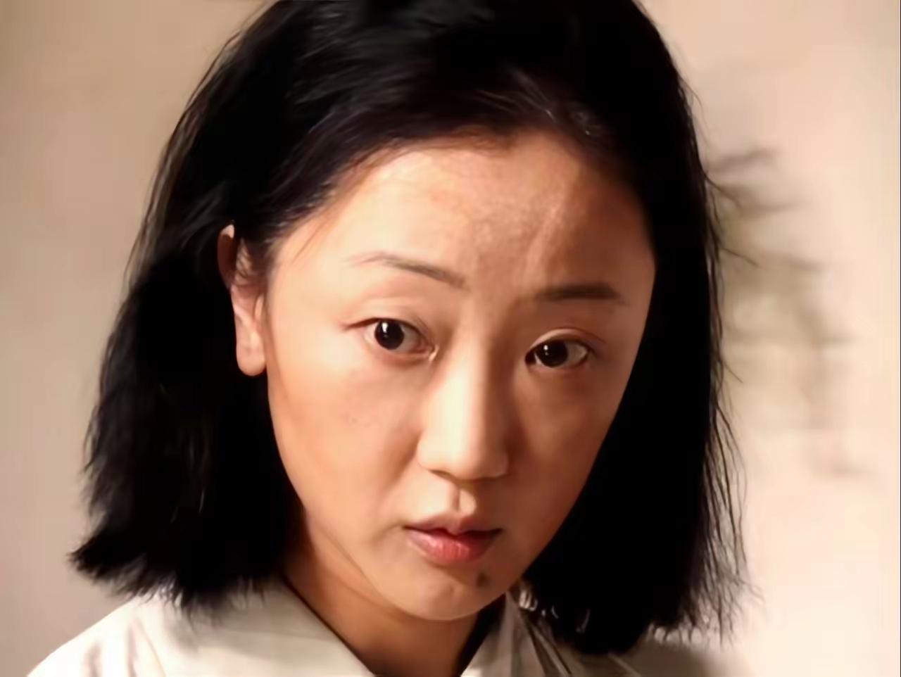 《抓特务》第一次看到大眉子，感觉特别眼熟，但就是想不起名字。直到她嫁给冯静波，温