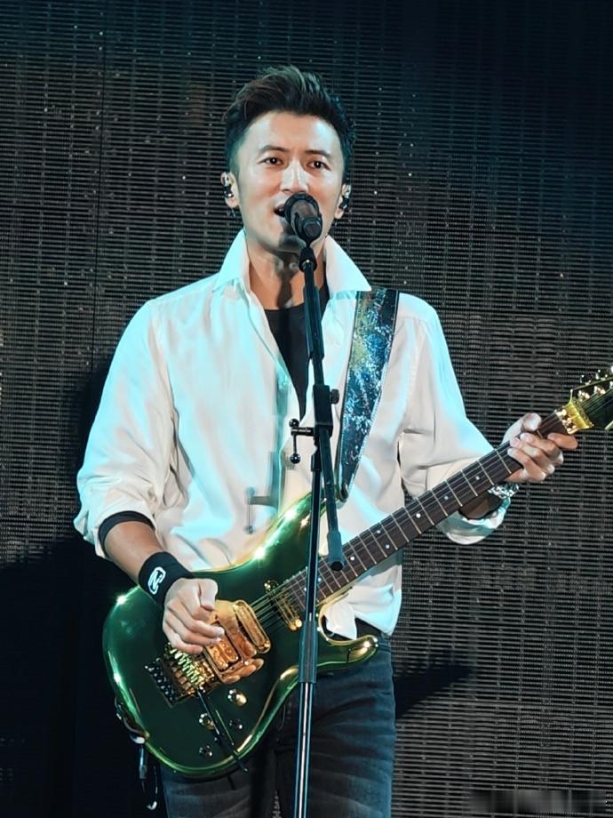 谢霆锋素颜开演唱会谢霆锋白衬衫梦回古惑仔 上来不打招呼直接开唱，下班一句谢谢成都