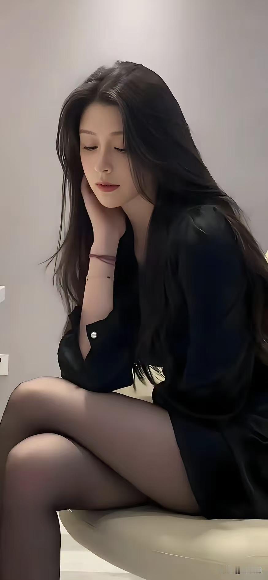 天净沙·幽人韵致
青丝垂鬓风柔，
黛眸凝意情留。
墨袂裁来月瘦。
暗香盈手，
幽