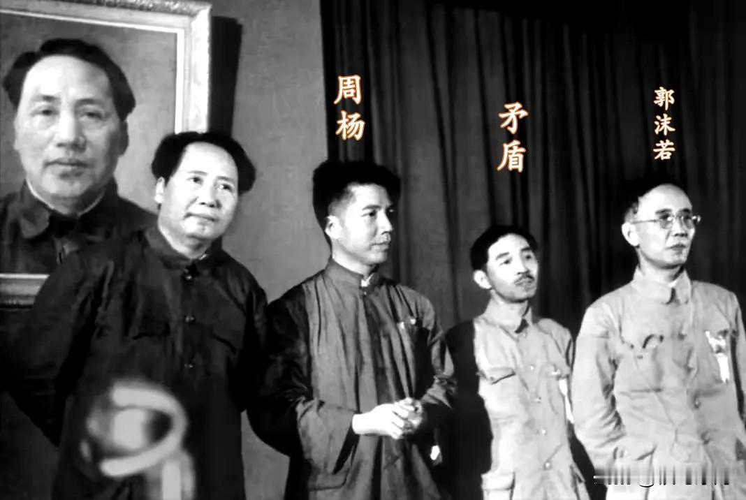 🍁这张老照片里，藏着半部新中国文艺史✨
1949年北平第一次文代会上，毛主席与