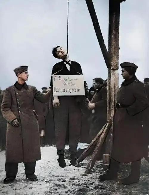 1941年二战期间的乌克兰，一名乌克兰妇女不忍被俘的苏联士兵口渴，偷偷的拿着小水