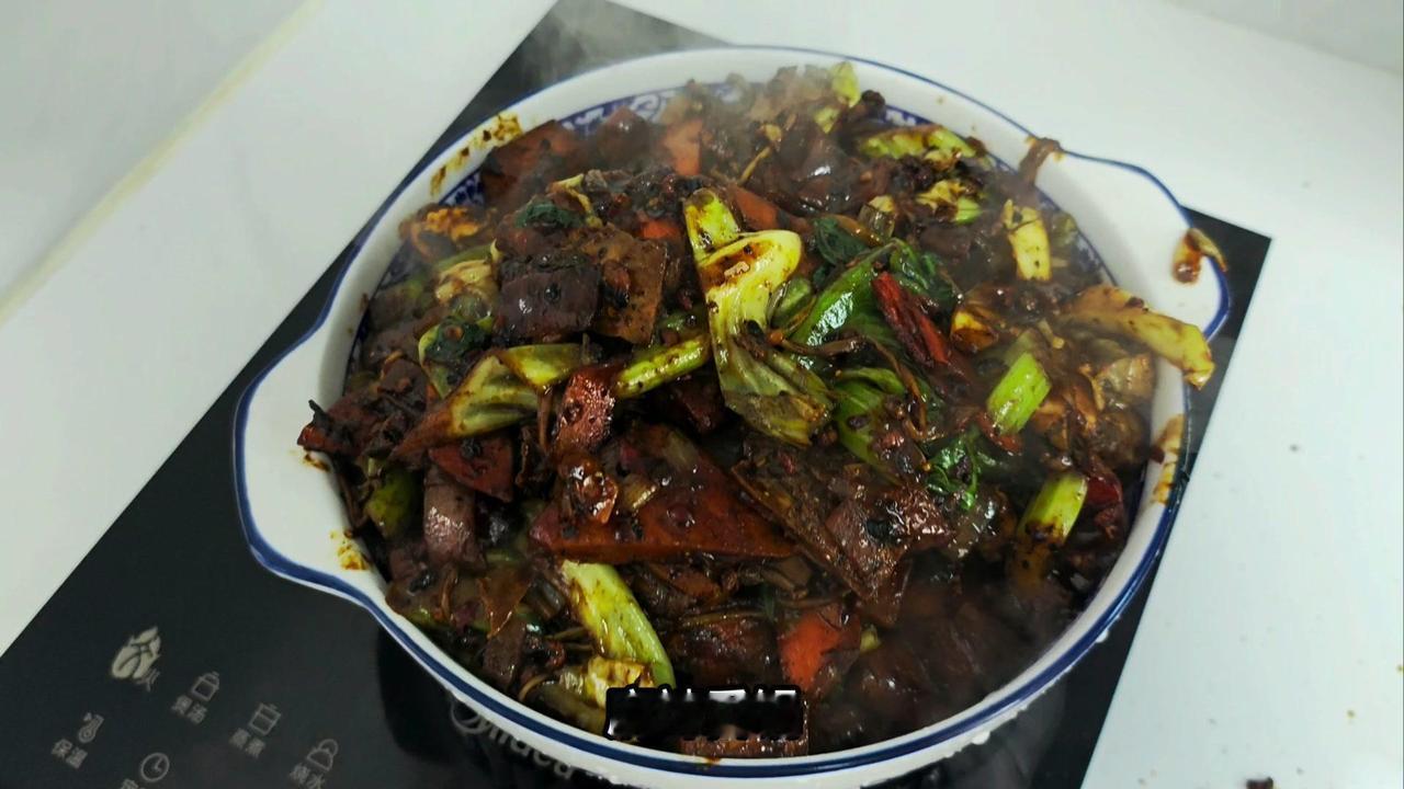 今天晚上准备做个麻辣香锅，冰箱里有啥就用啥，料是关键。先起锅烧水，水开把丸子煮一