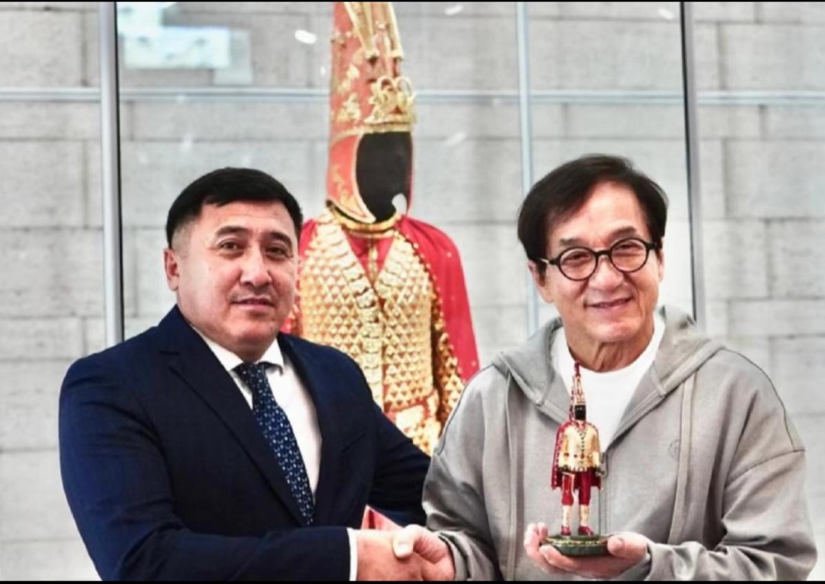 转：成龙在访问阿拉木图期间，特别参观了哈萨克斯坦共和国中央国家博物馆。...