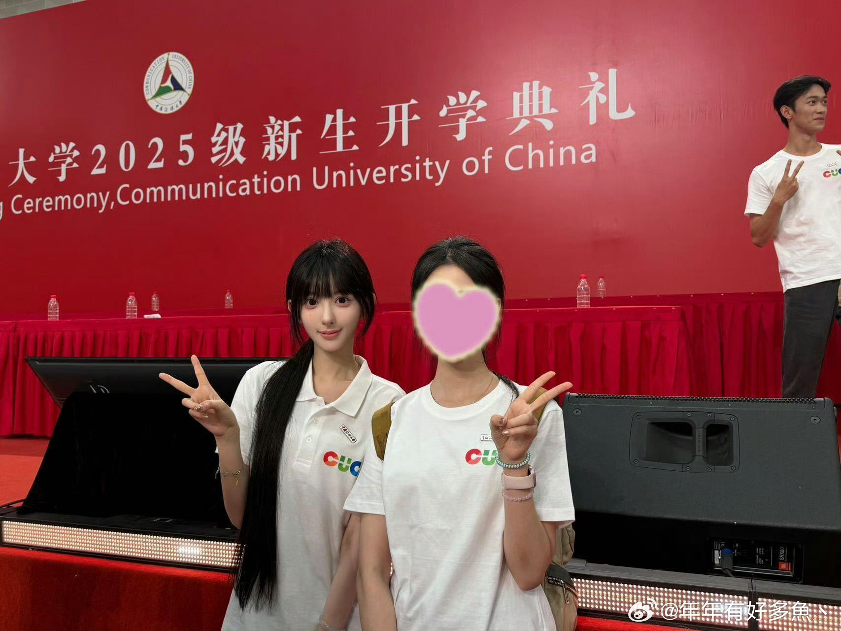 被擦妆 5 次的艺考女生，亮相中传开学典礼。 