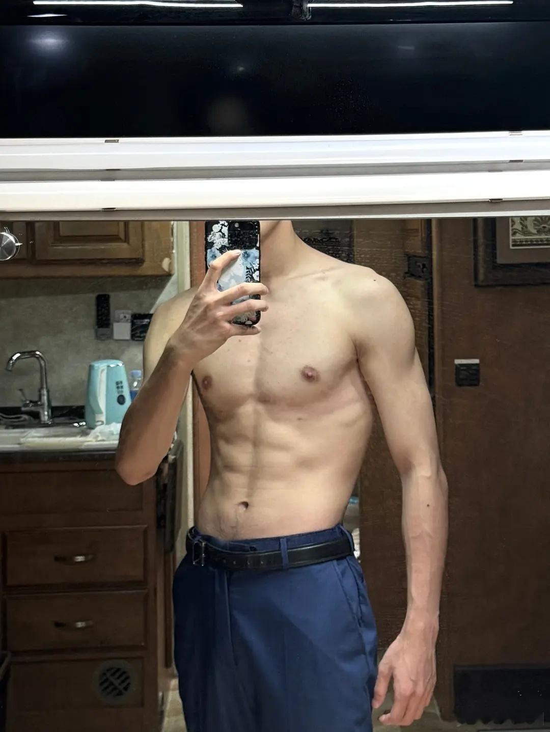 于适拍腹肌还得吸气凹造型，实在没有不拍也行的何必为难自己[二哈] ​​​