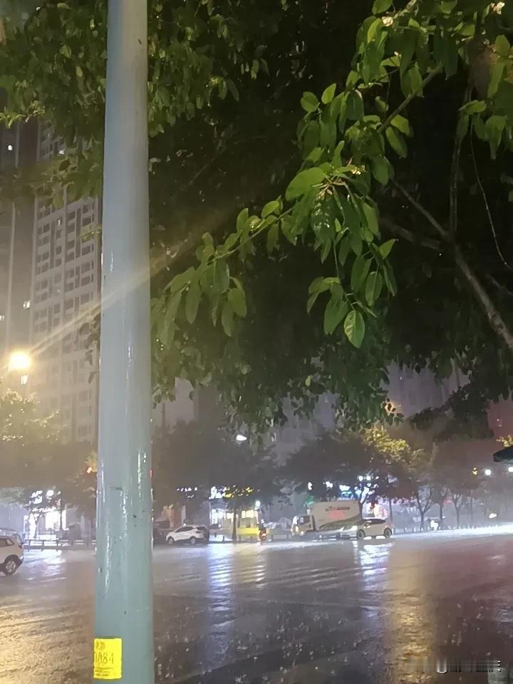 重庆这天气简直是坐过山车！前两天还热得像在太上老君的炼丹炉，气温高达36度，出门
