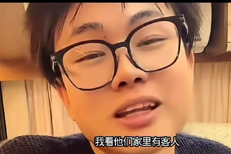 子安终于风风光光把父亲接回村子，村口父亲依旧心有余悸，多年被欺负的阴影难以消散，