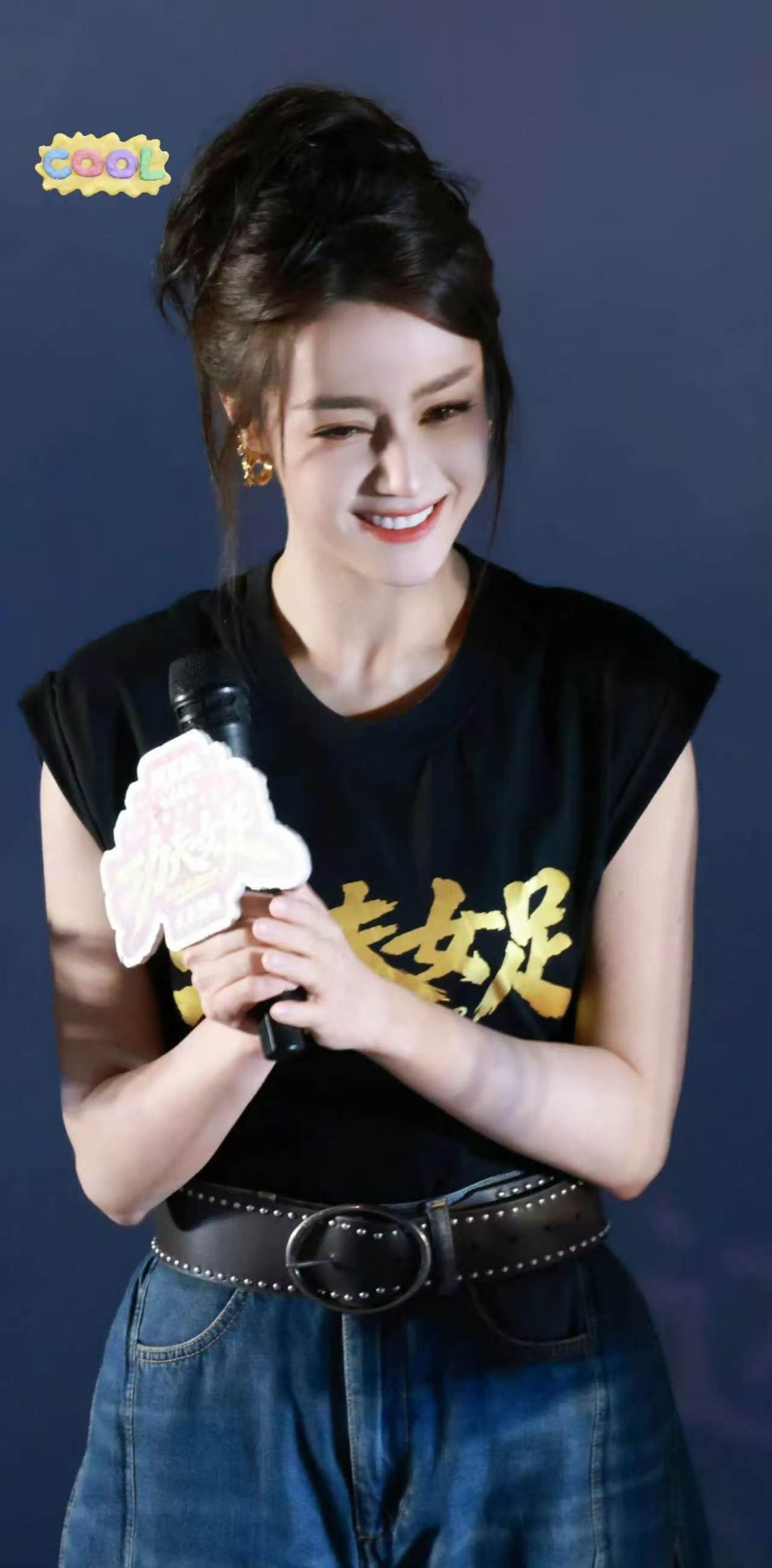 热巴大美女晒黑了也好看 热巴在线示范什么叫美而自知，晒黑了也好看这种话也就她敢说