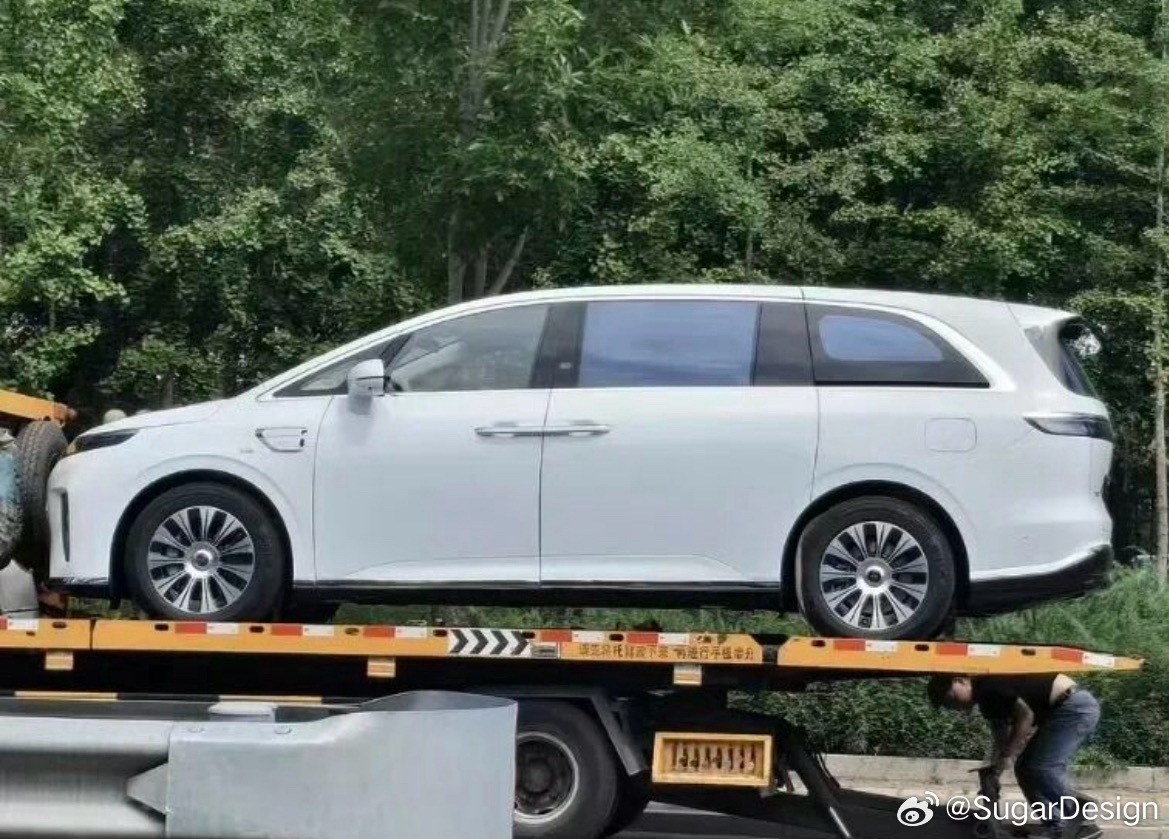 享界V8实车曝光你们觉得怎么样