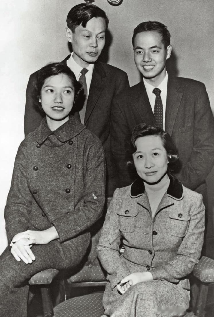 1957年12月10日杨振宁（后排左一）夫妇和李政道（后排右一）夫妇抵达斯德哥尔