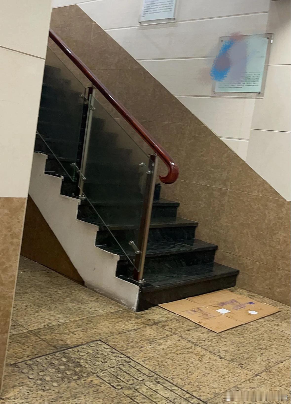 回南天在医院刚好摔到了骨科[苦涩] ​​​