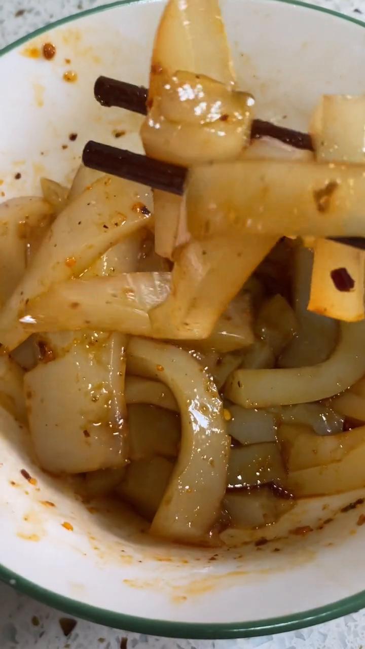 朋友们，这是鸡腿，今天中午来吃个鸡腿饭。
·先把鸡腿的骨头剔了，只要了外面那个肉