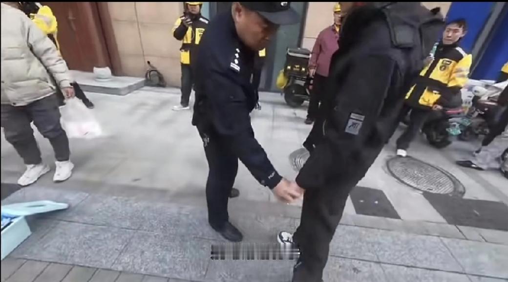 看石家庄这事，外卖小哥在那俩人倒地后没离开，警察一来，他也很配合，直接戴上了手铐