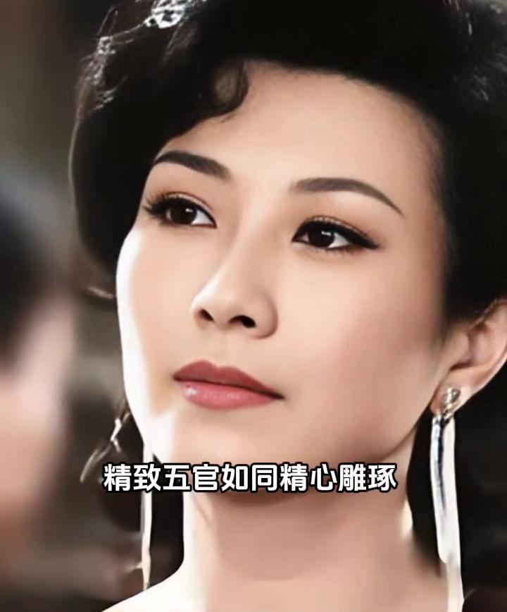 她生得令人见之难忘，精致五官如同精心雕琢，眉宇间那股神采飞扬将飒爽与明艳完美融合