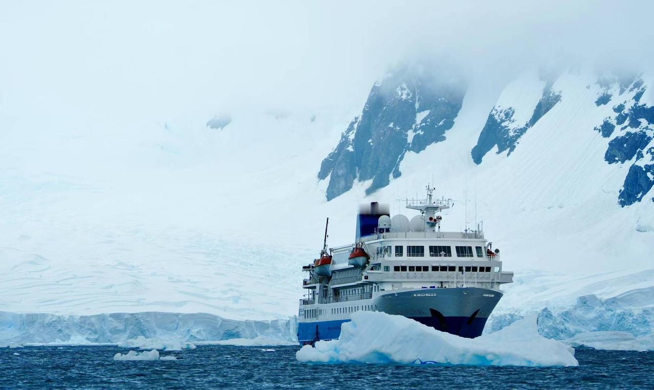 #走吧环球自驾#走进南极·第二次巡游
[下雨]上午的巡游在雨水中开始，也结束在雨