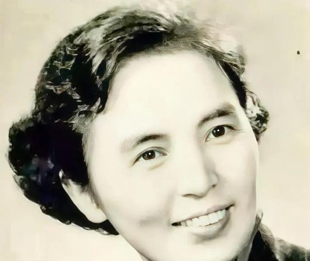 1940年，一个国民党女军官穿着旗袍，来到了新四军驻地，站岗的哨兵把她拦了下来，