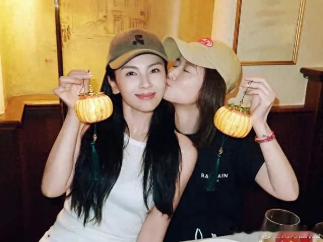 刘涛和林心如米兰过中秋！一个白背心一个黑T恤，21年闺蜜不用装