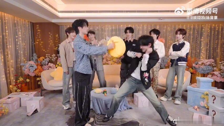 时代少年团秋日团建宣言点开时代少年团直播直接笑到停不下来，宋亚轩和张真源一进入游