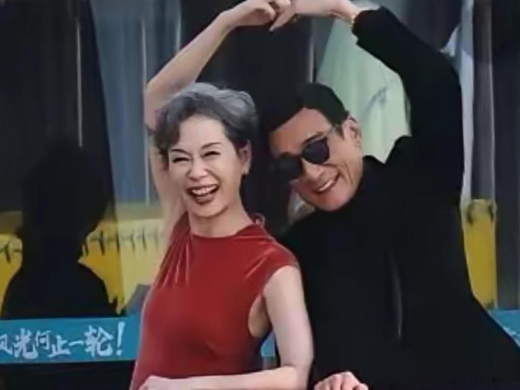 这就是白月光的力量，
无关风月，却抵过时间。
62岁的叶童与67岁的梁家辉，红毯