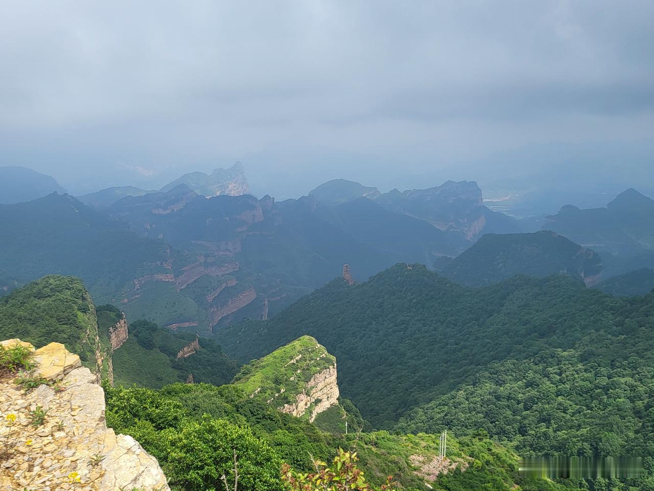长治板山，真是大自然的杰作。7月日出时分，曾惊现瀑布云，云流翻涌似瀑布，霞光下七